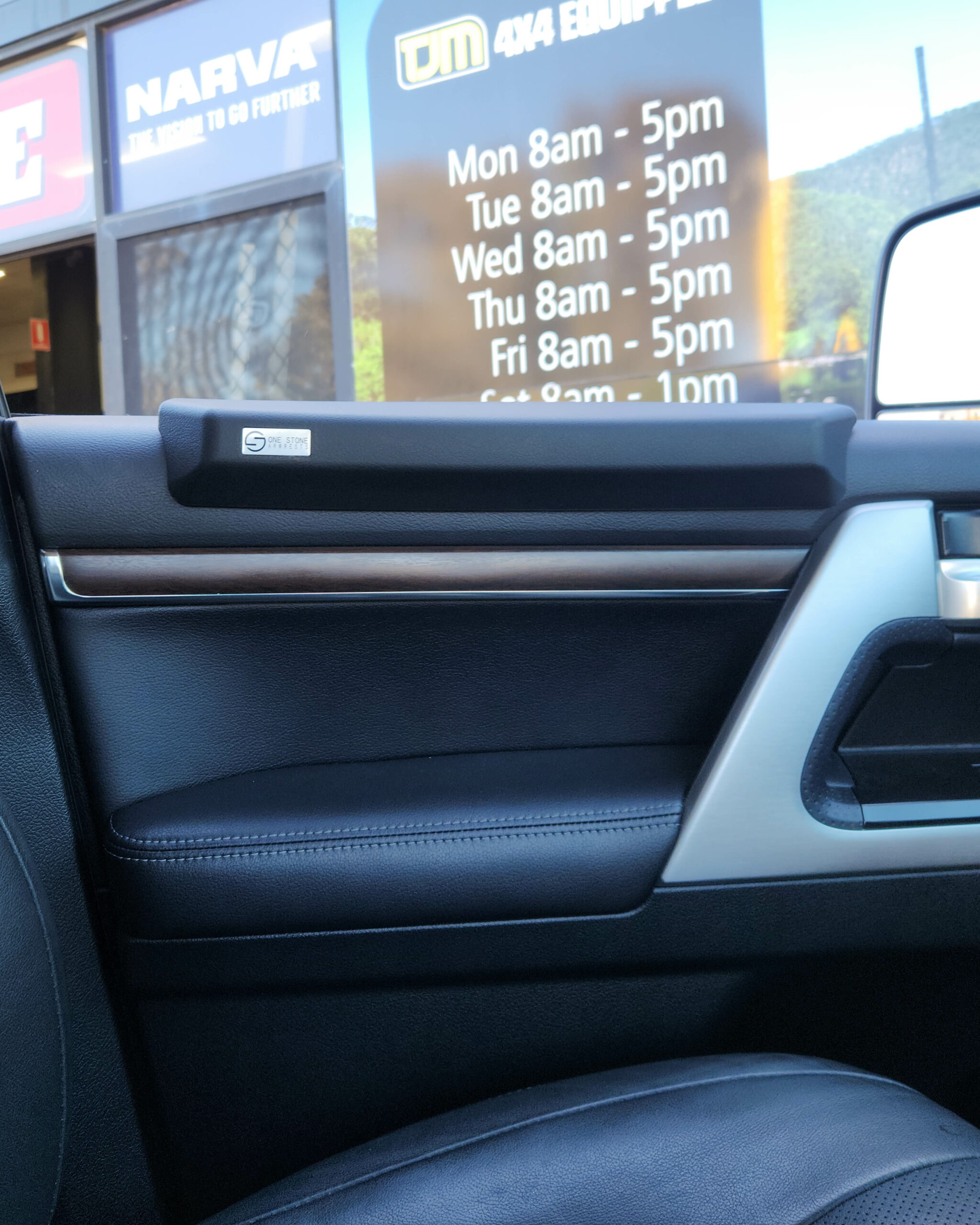 20230711_122648-2 Image of 200/300 Series | One Stone Armrests (BLACK)